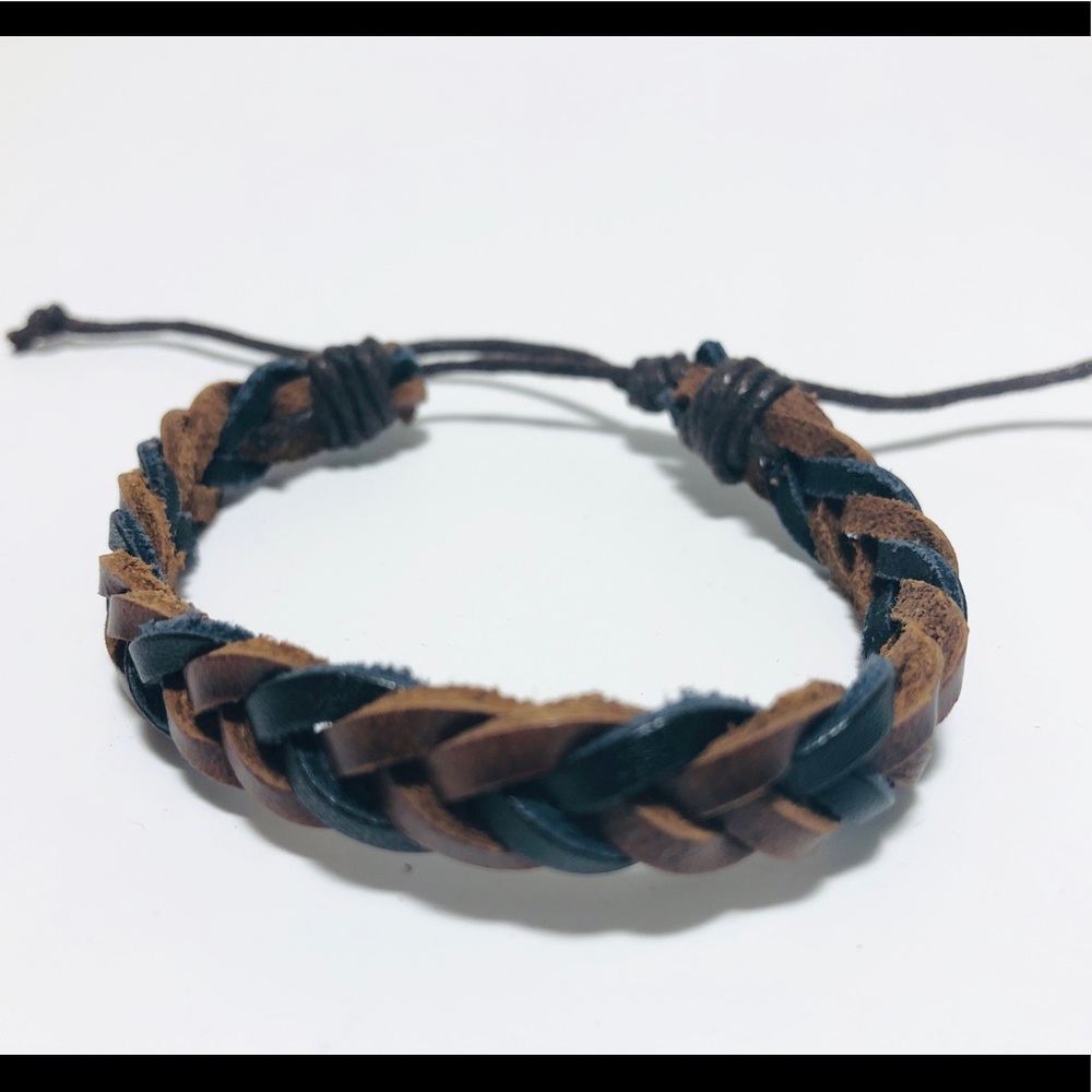 Adjustable leather bracelet